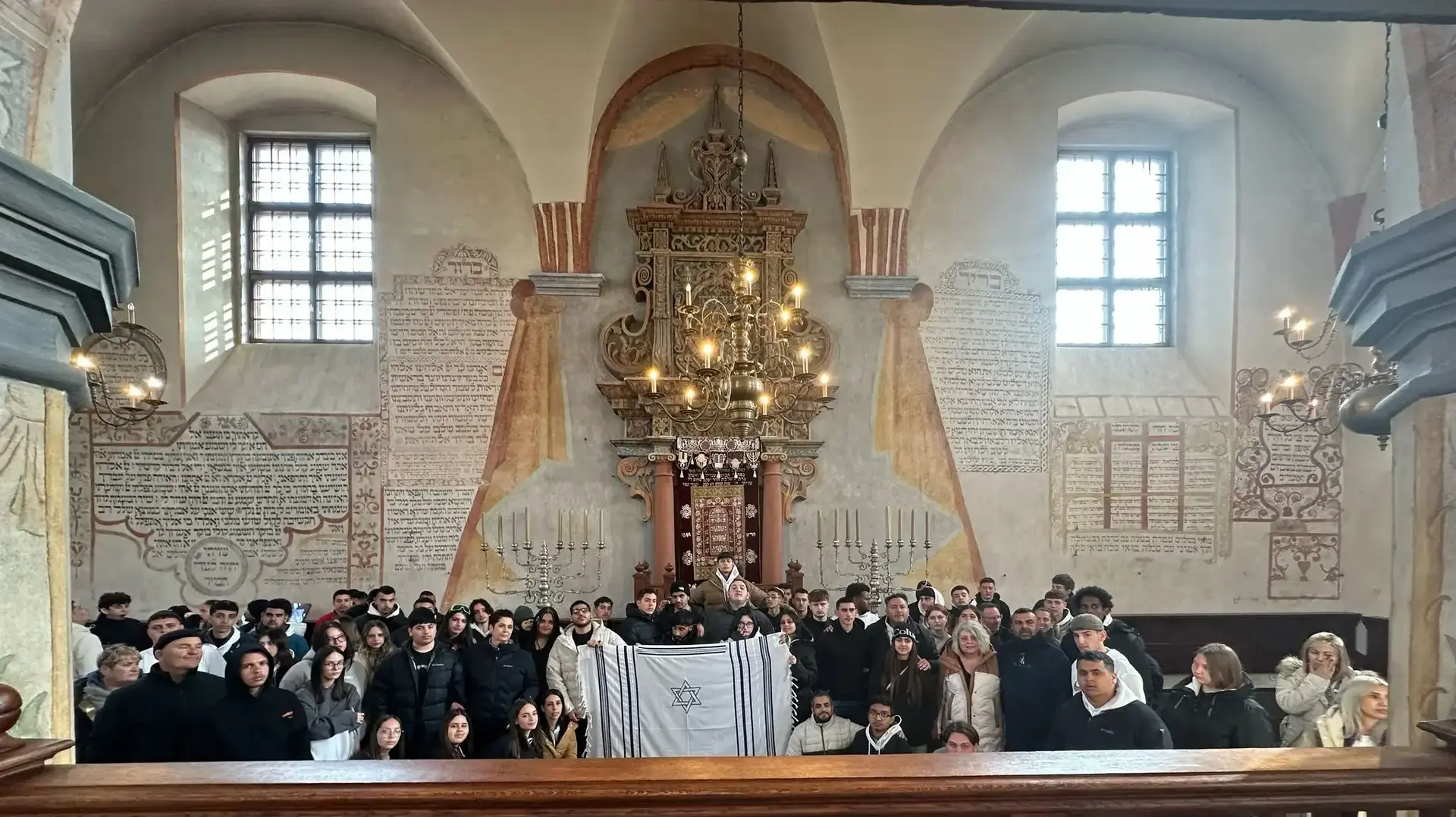 תלמידי תיכון עתיד עם טלית המגן דוד