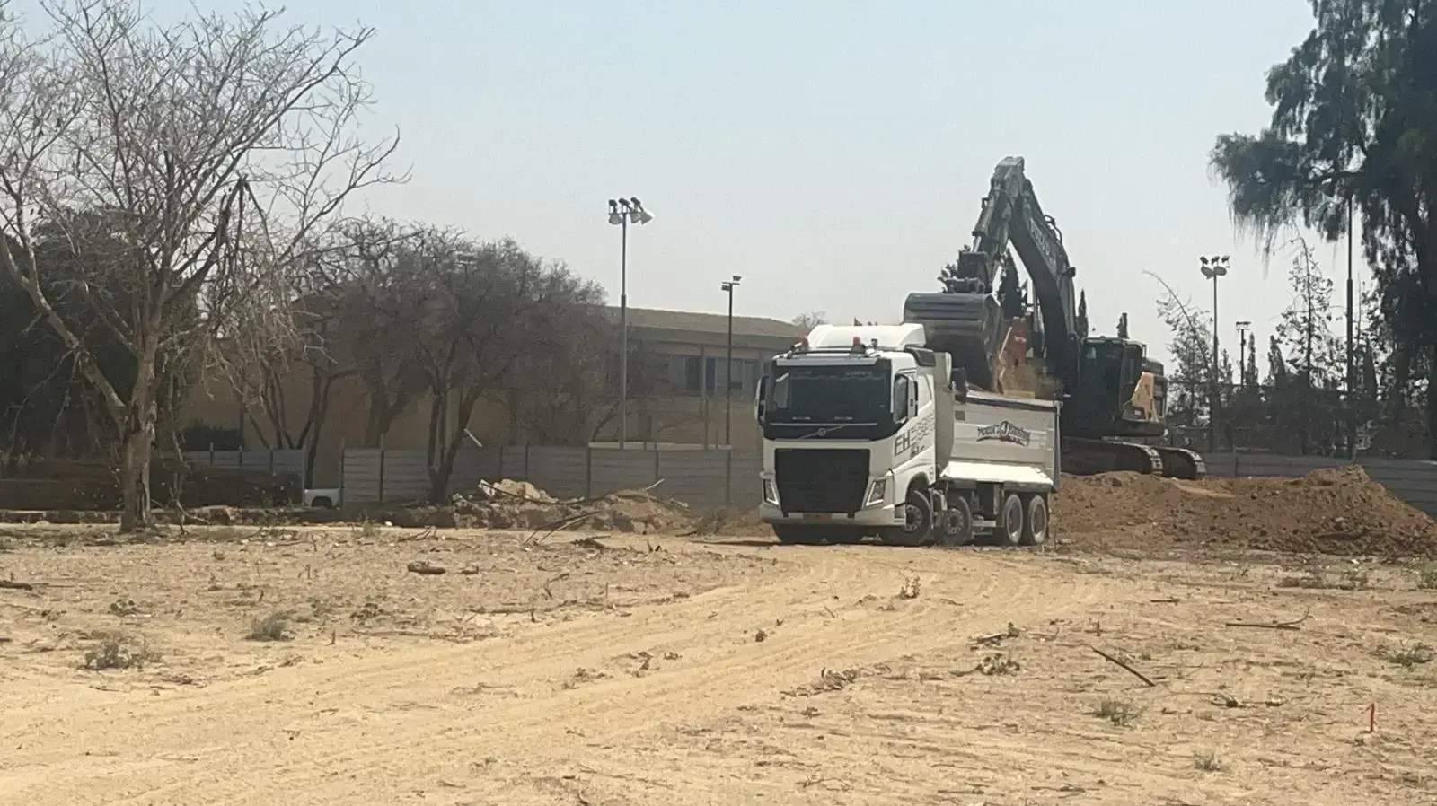 הטרקטורים עולים על הקרקע לבניית שכונת הצעירים של קיבוץ נירים, 19 במרץ 2025