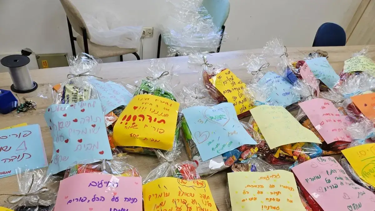 קיבוץ להב מפתיע את חייליו במשלוחי מנות קהילתיים