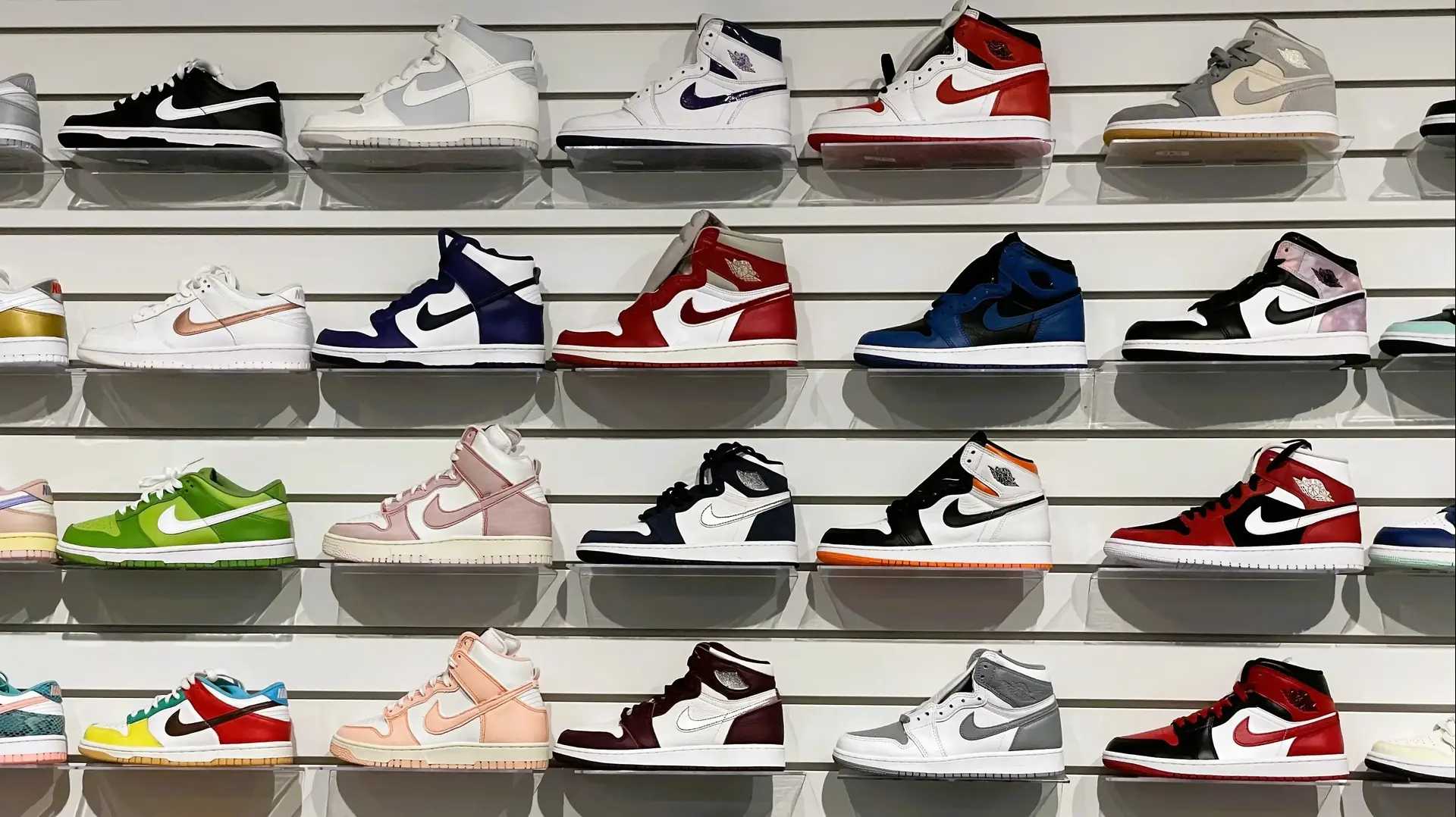 Кроссовки Nike в зале магазина Кроссовки Nike в зале магазина