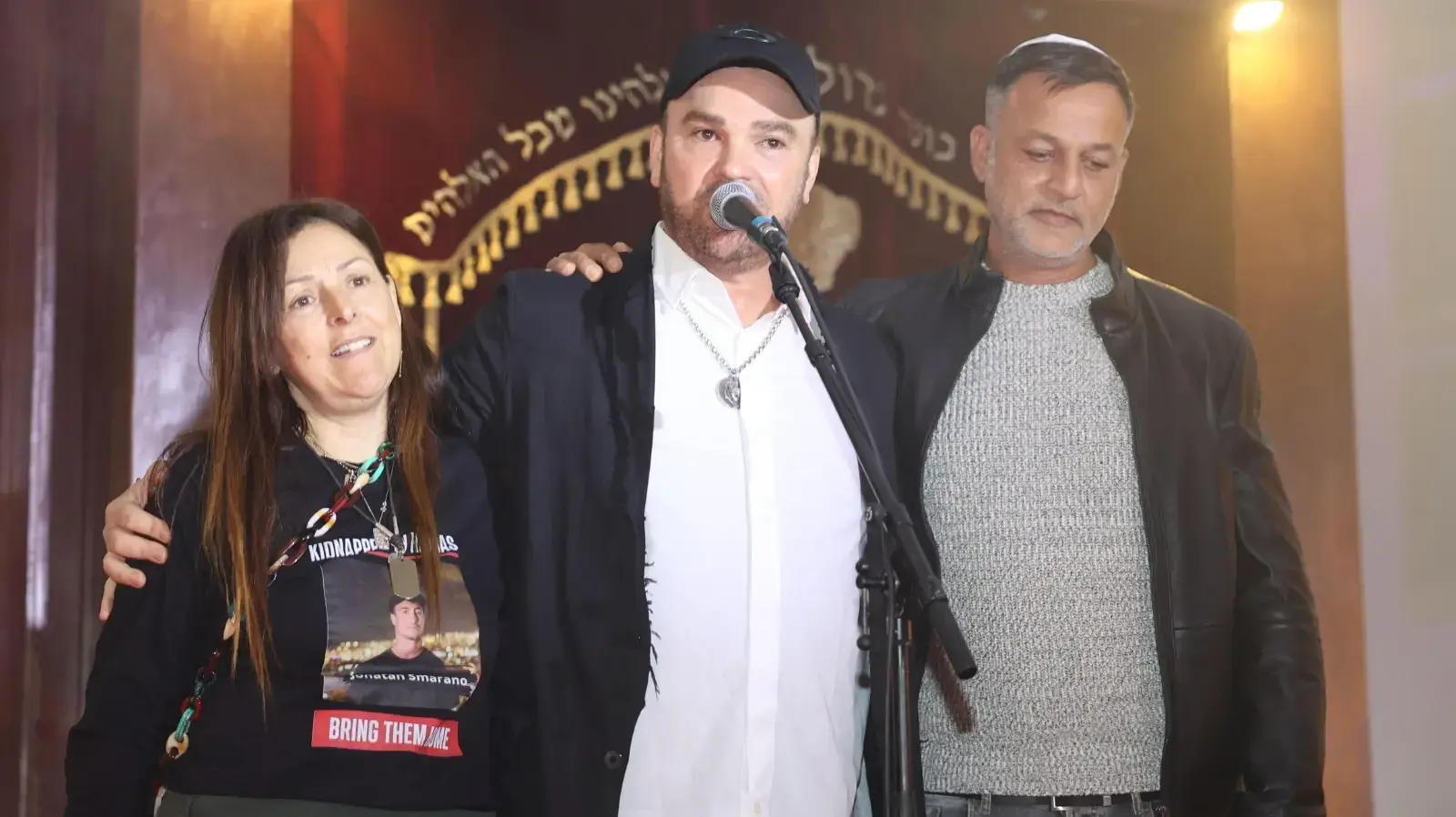 דוד ד'אור עם אייל וקובי סמרנו, הוריו של החטוף יונתן סמרנו