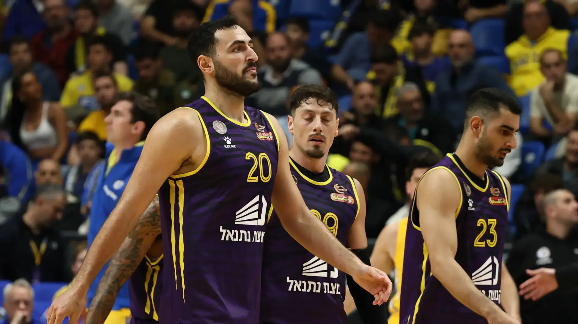 שחקן הפועל חולון עידן זלמנסון ליד יפתח זיו, אליעד טל
