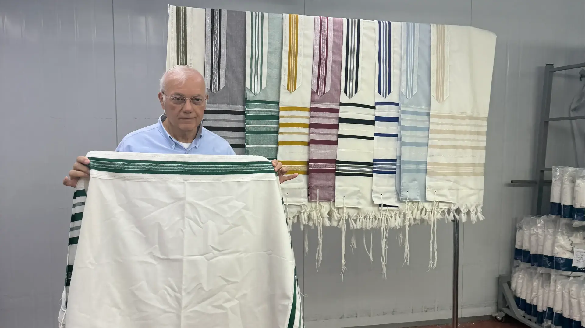 המפעל בבאר שבע שמייצר טליתות בצבעי יחידות צה"ל