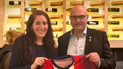 ליסה קלאבנס יו"ר ההתאחדות לכדורגל בנורבגיה לצד יו"ר ההתאחדות לכדורגל שינו זוארץ