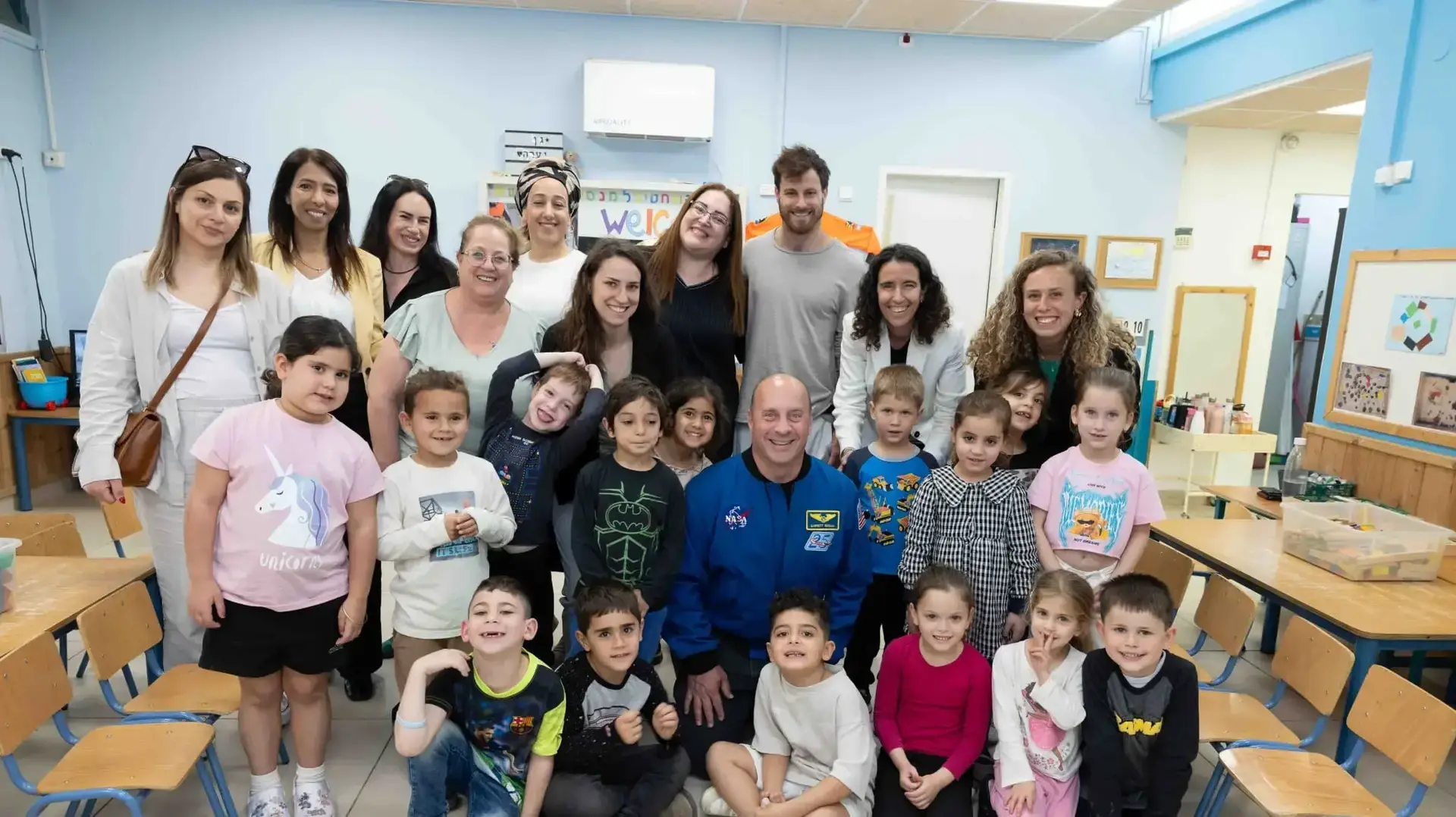 ילדי גן יערה מבאר שבע עם אסטרונאוט נאס"א גארט רייזמן ויפתח רמון
