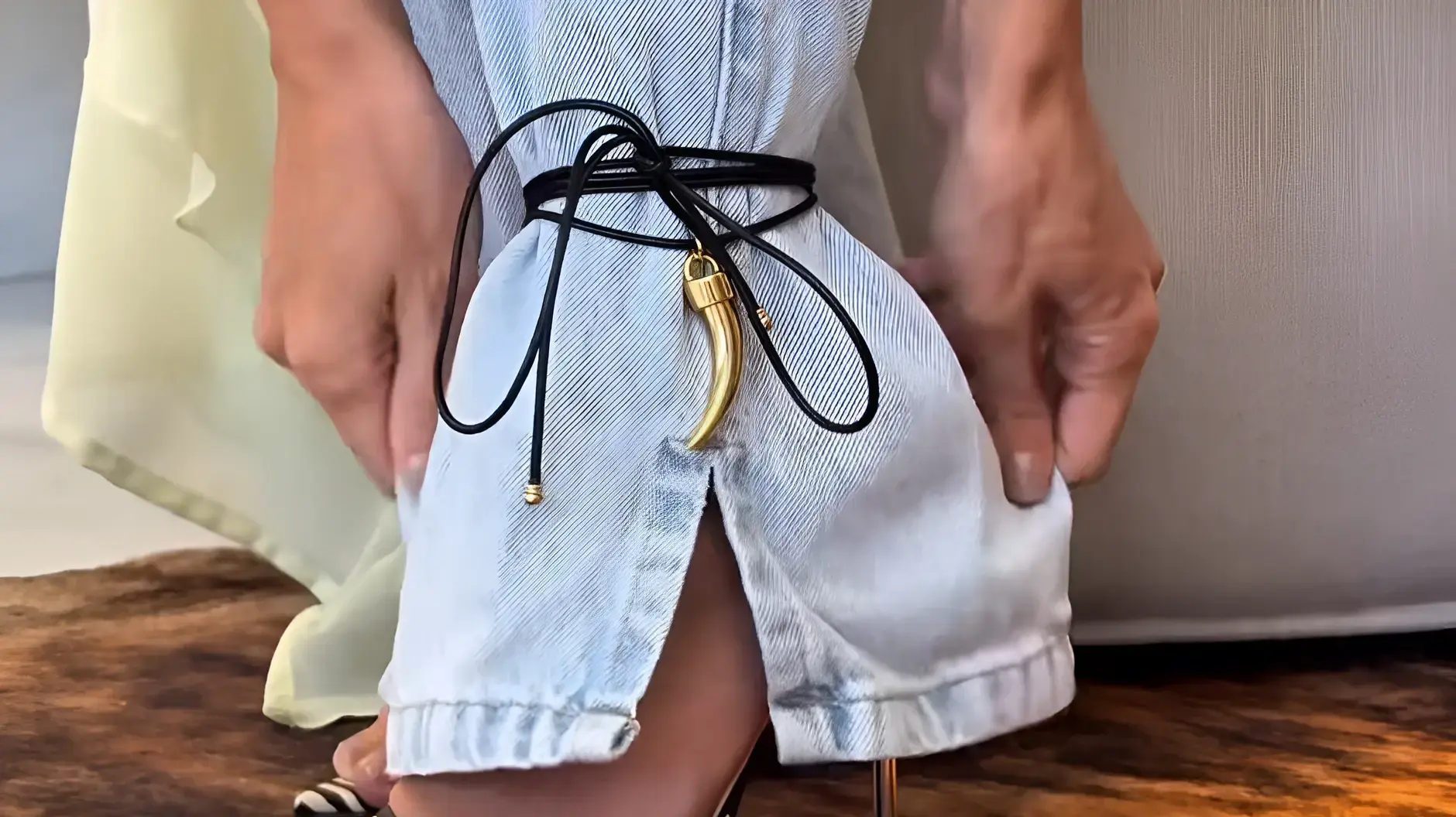 טרנד קשירת קרסוליים מעל ג׳ינסים