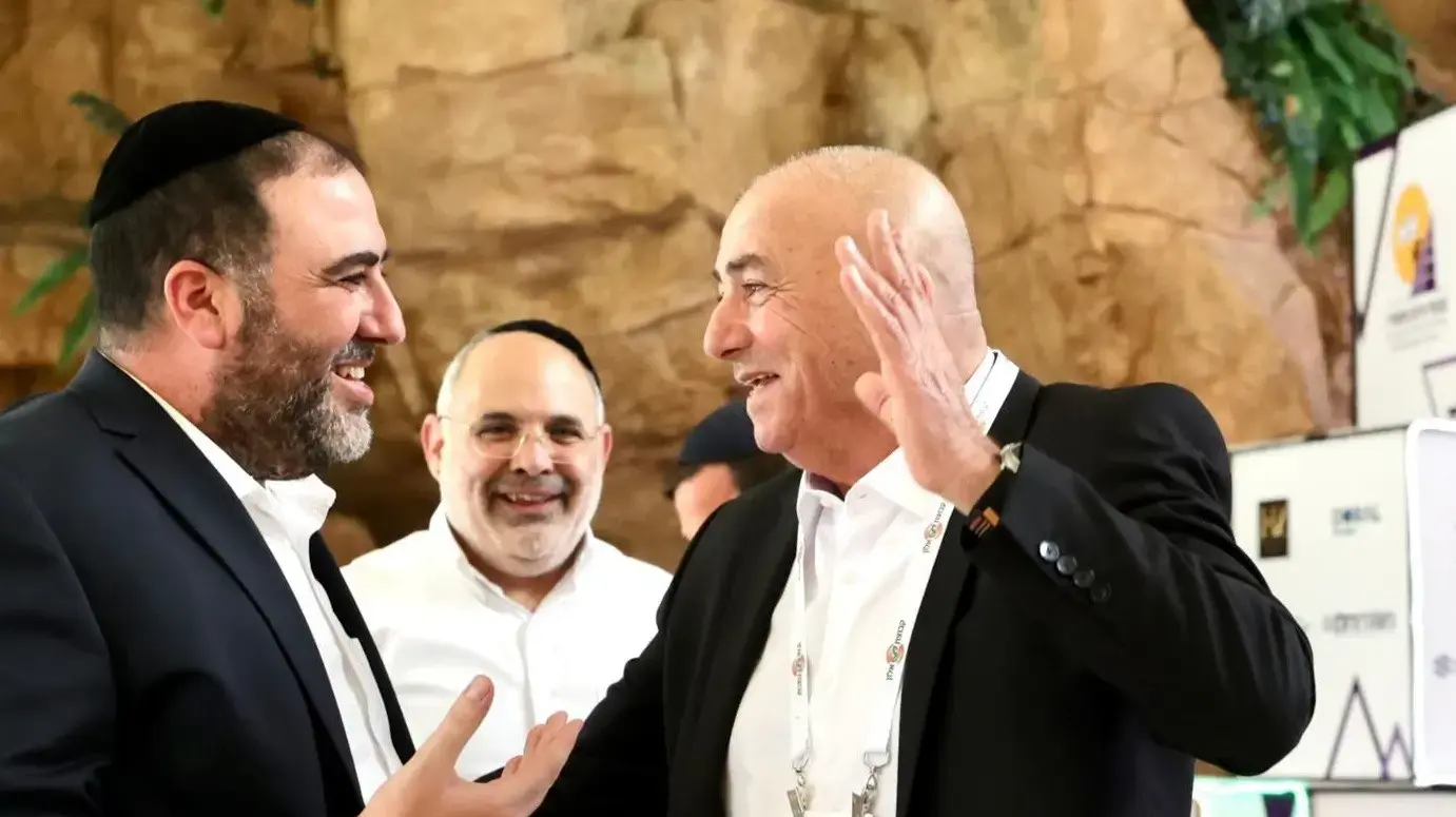 יו"ר איגוד התאגידים העירוניים ברשויות המקומיות יצחק בורבא עם שר הפנים משה ארבל