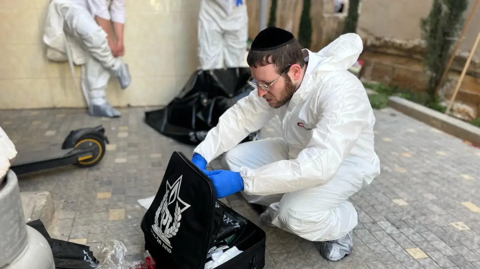 מתנדבי ארגון זק"א מגלים את הגופות