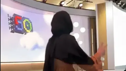 עובדת מיקרוסופט צועקת על ביל גייטס