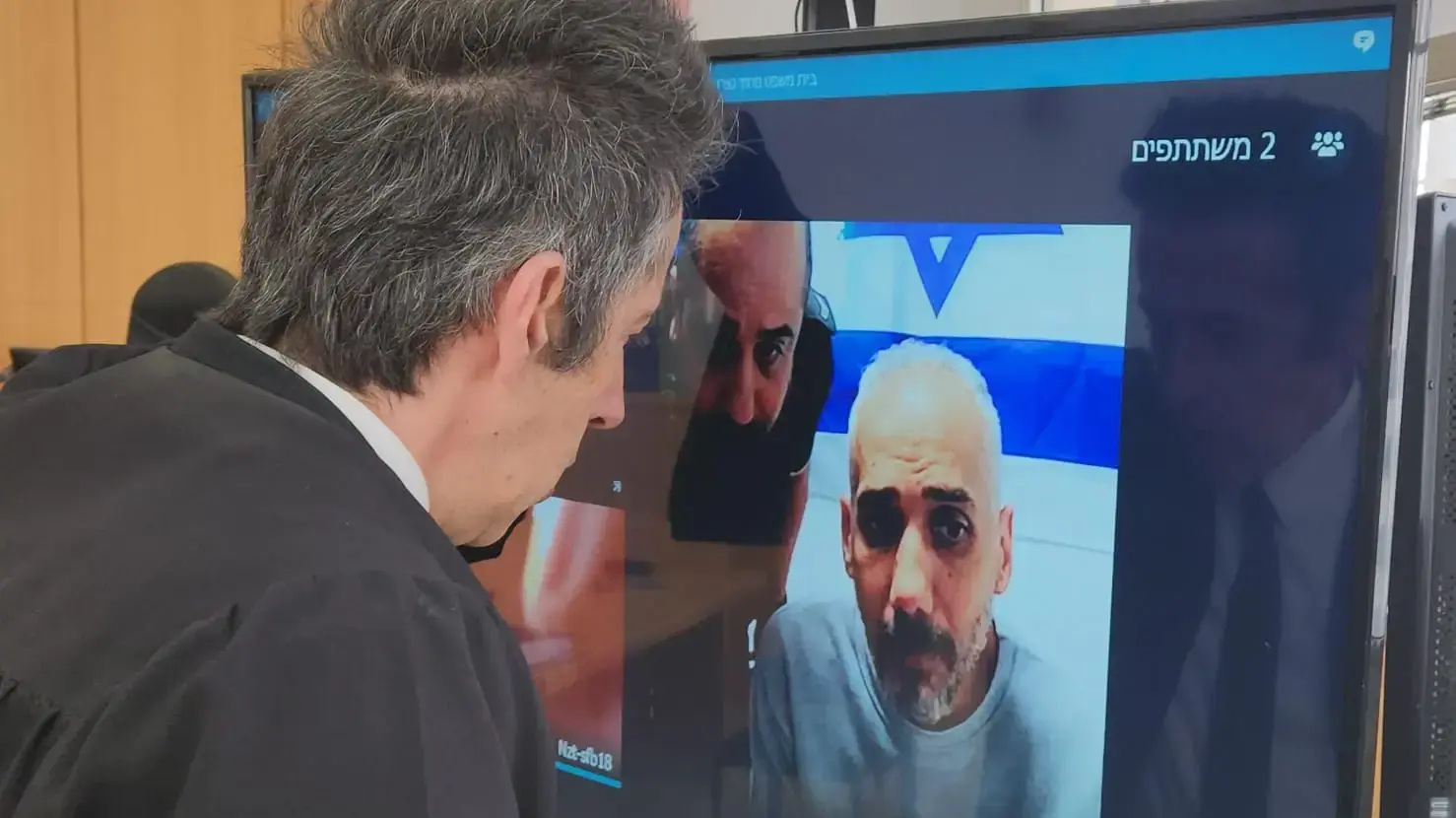 מחמוד עטאללה עם עו"ד יגאל דותן בפתיחת משפטו בגין אונס חיילת בשירות סדיר, מפרשת הסרסור בסוהרות מכלא גלבוע, בימ"ש מחוזי נצרת, 6 באפריל 2025