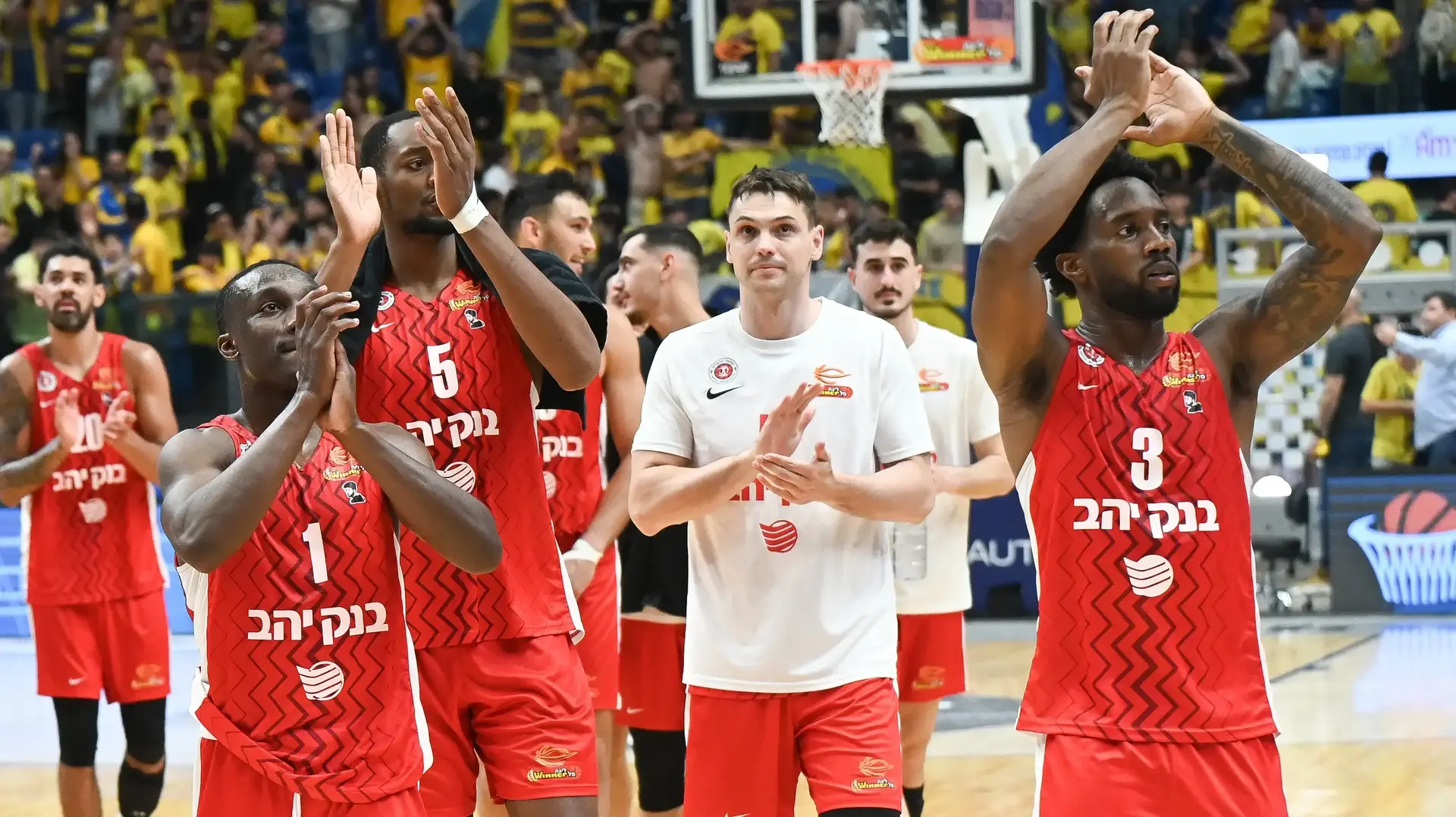 ג'ארד הארפר ושחקני הפועל ירושלים חוגגים ניצחון ביד אליהו