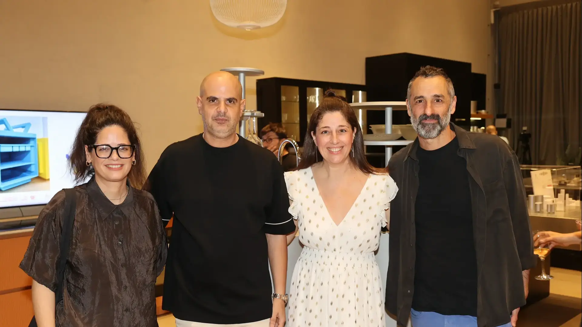 מימין ניל ננר, אפרת גלבוע, יוני אביבי ומיכל ברעוז, אביבי מטבחים