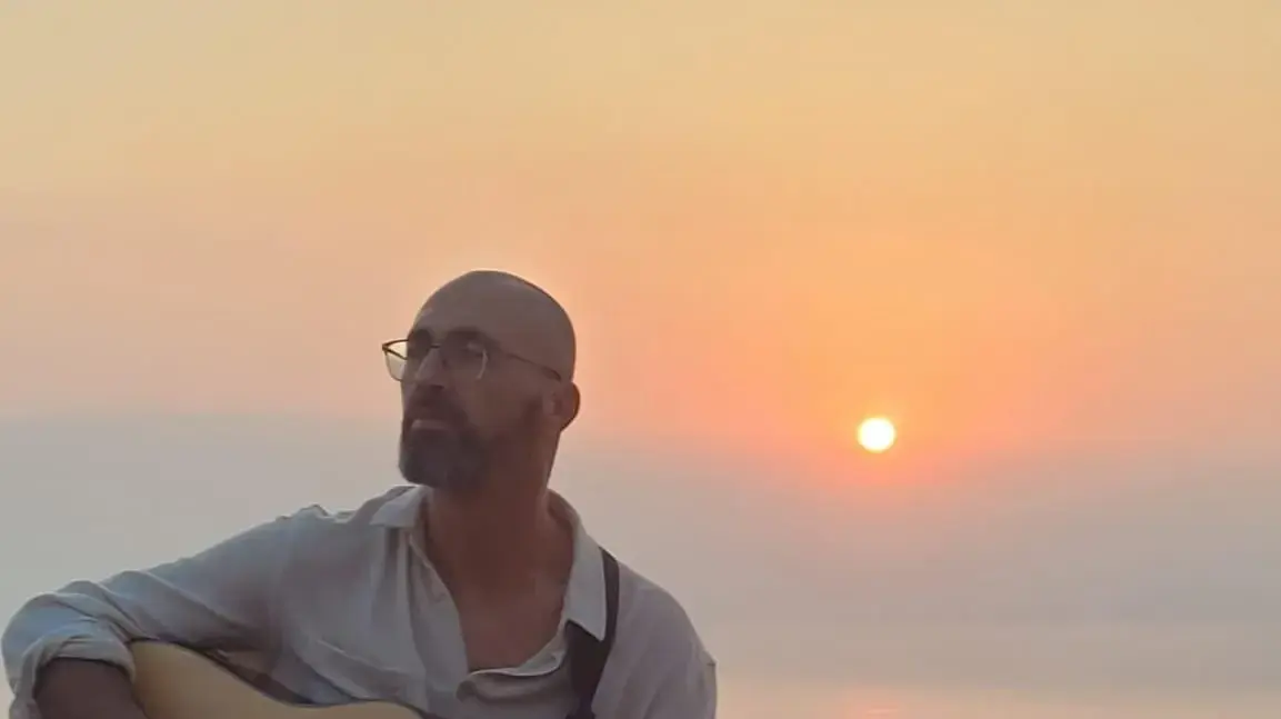 אלבז וקרן השמש בעין גדי