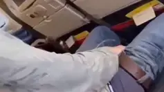 נוסע בטורקיש איירליינס השתין במושב