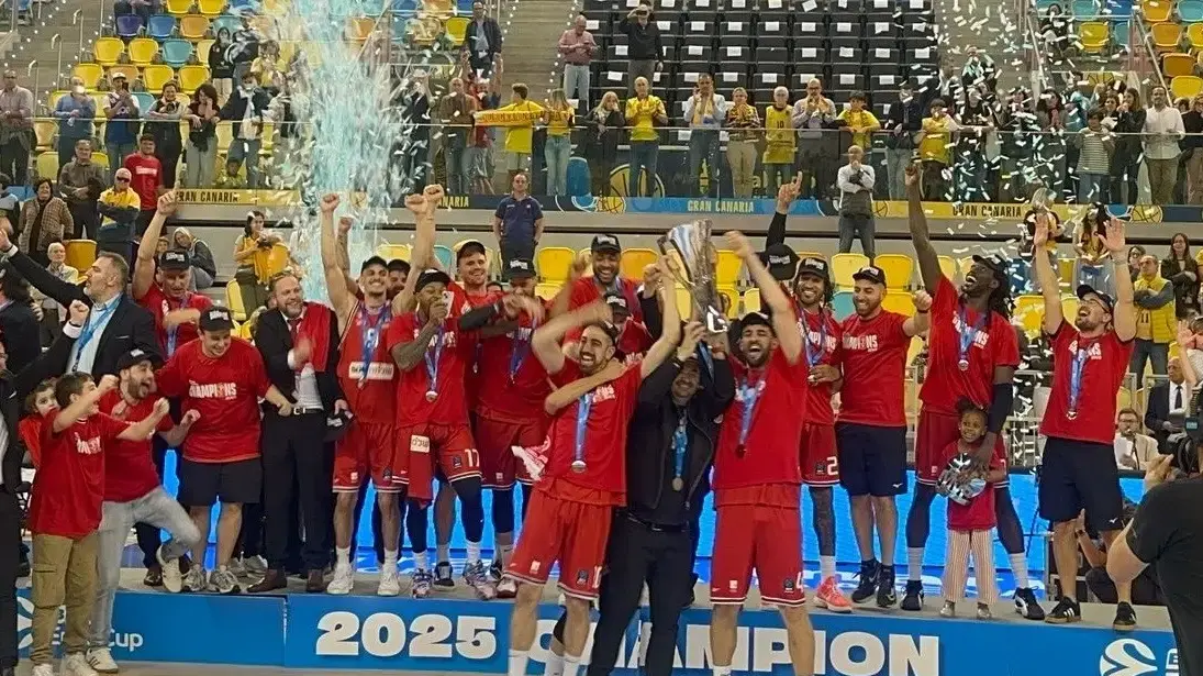 הפועל תל אביב חוגגת זכייה ביורוקאפ