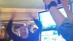 מאמן וולבס ויטור פריירה חוגג עם אוהדי הקבוצה בפאב מאמן וולבס ויטור פריירה חוגג עם אוהדי הקבוצה בפאב