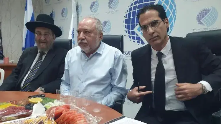 עו"ד רפי גיל, ח"כ אביגדור ליברמן והרב יורם הכהן