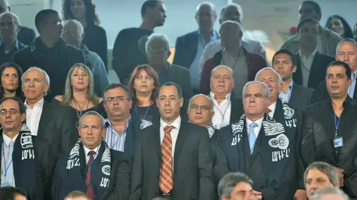 חזי מגן עם יעקב שחר ביציע הכבוד באיצטדיון רמת גן