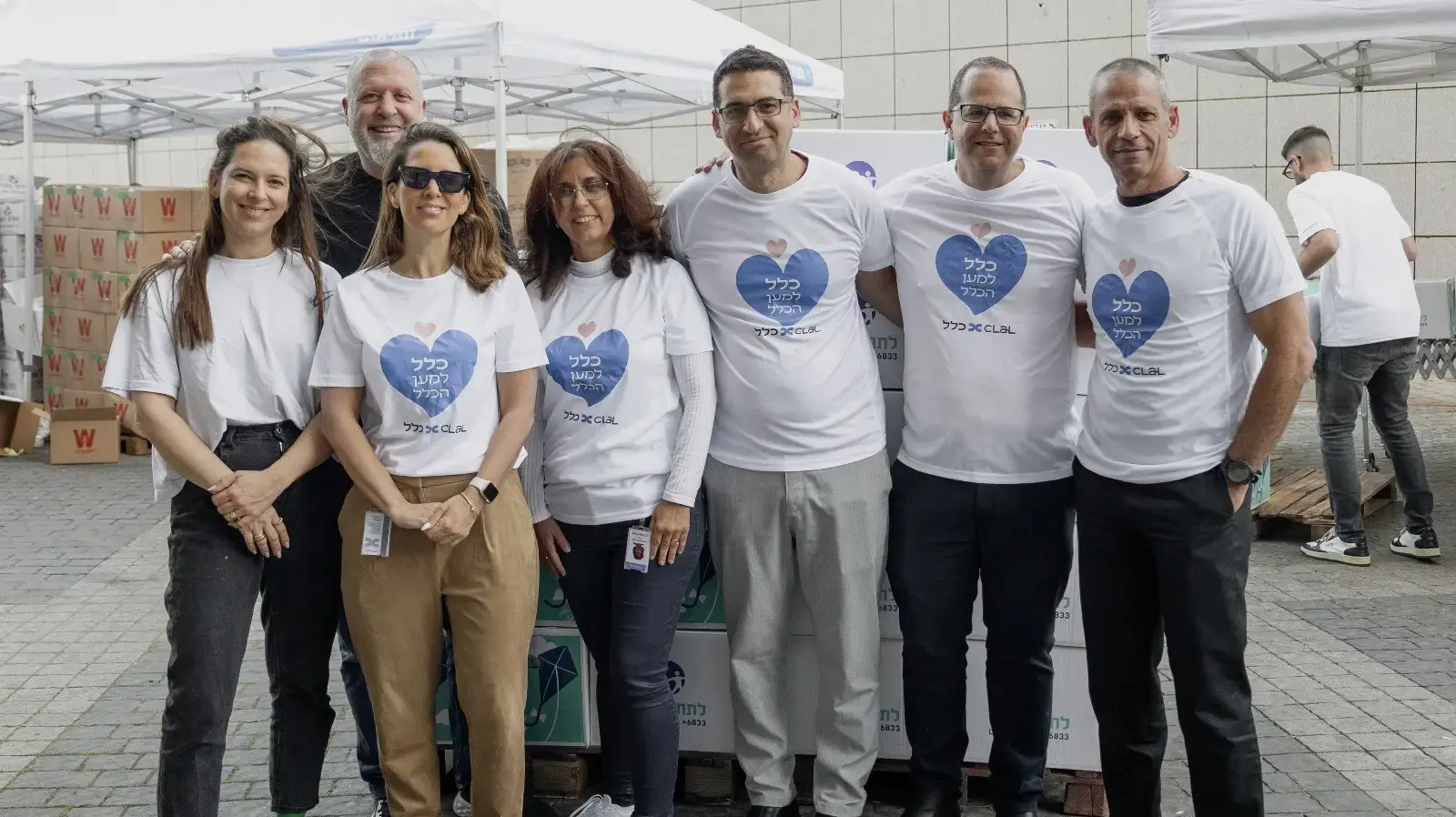 פרויקט "תורמים אורזים". מימין לשמאל: אלדד ערן, דרור בירן, תומר דוד, מירי גלבורט, ליאת שטראוס, ערן וינטרוב וטל אבנט ויטונסקי