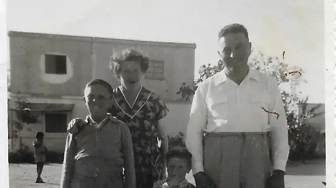 תמונה של הוריו של איציק דינסטג, איציק הקטן בן 4 ואחיו בן 11