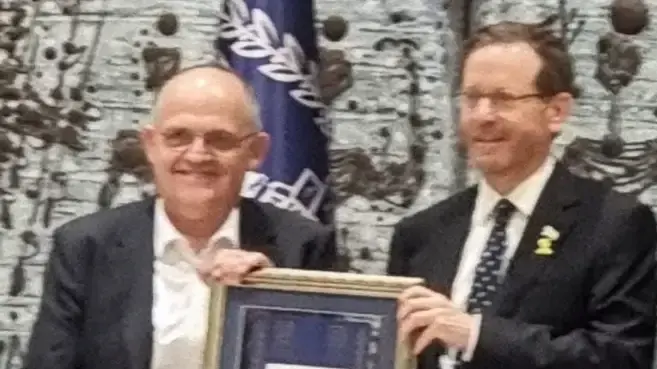 פרופ׳ מוטי גולני עם הנשיא הרצוג