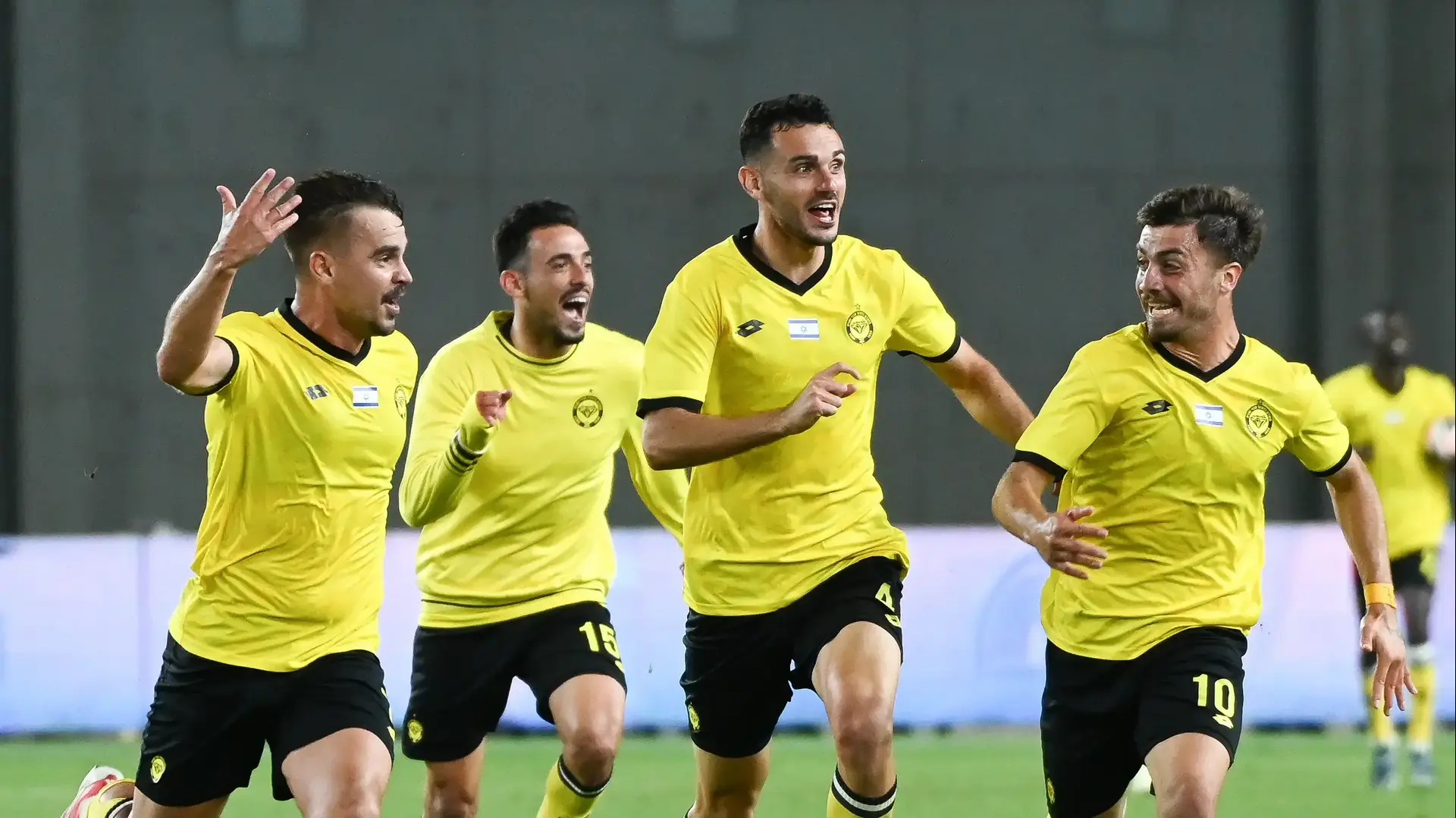 שחקני מכבי נתניה חוגגים עם מקסים פלקושצ'נקו