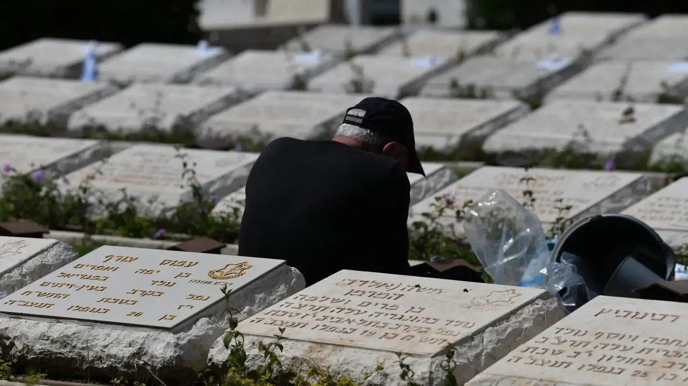 הכנות לקראת טקס יום הזיכרון לחללי צה"ל, בית עלמין נחלת יצחק, 29 באפריל 2025