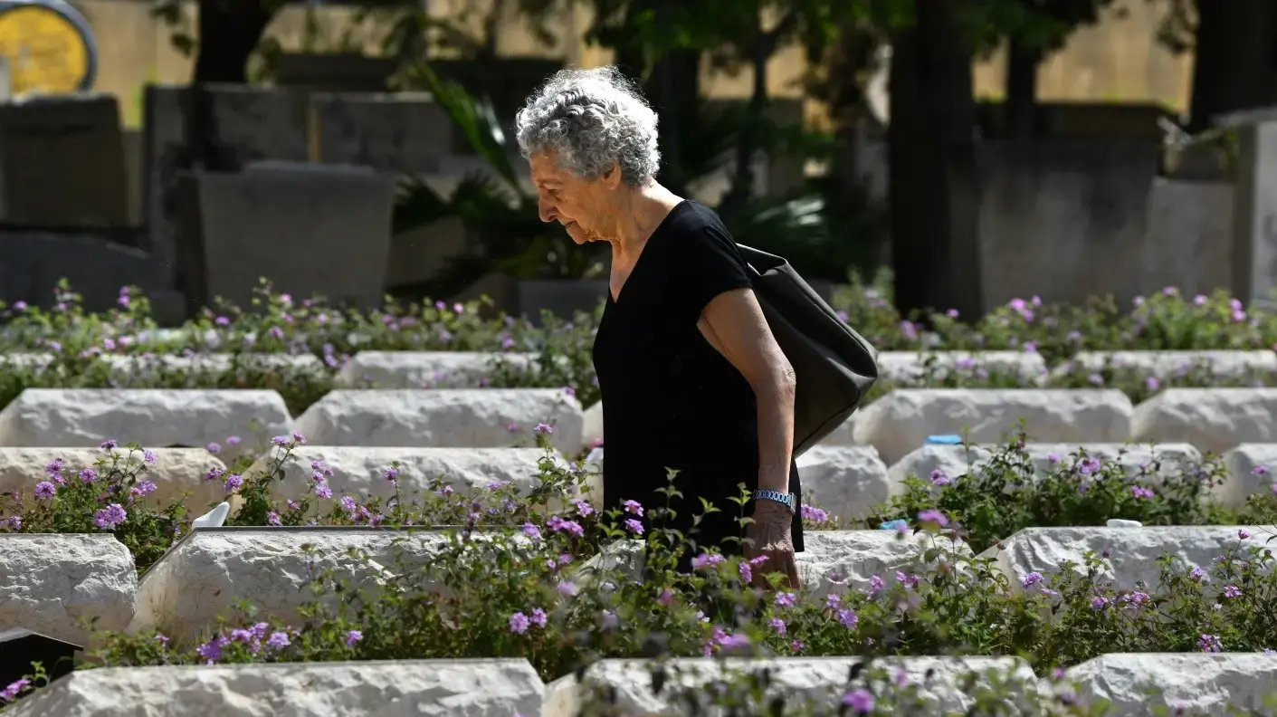 הכנות לקראת טקס יום הזיכרון לחללי צה"ל, בית עלמין נחלת יצחק, 29 באפריל 2025