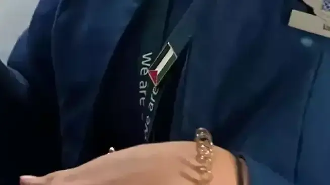 דיילת של יונייטד איירליינס עונדת סיכה עם דגל פלסטין