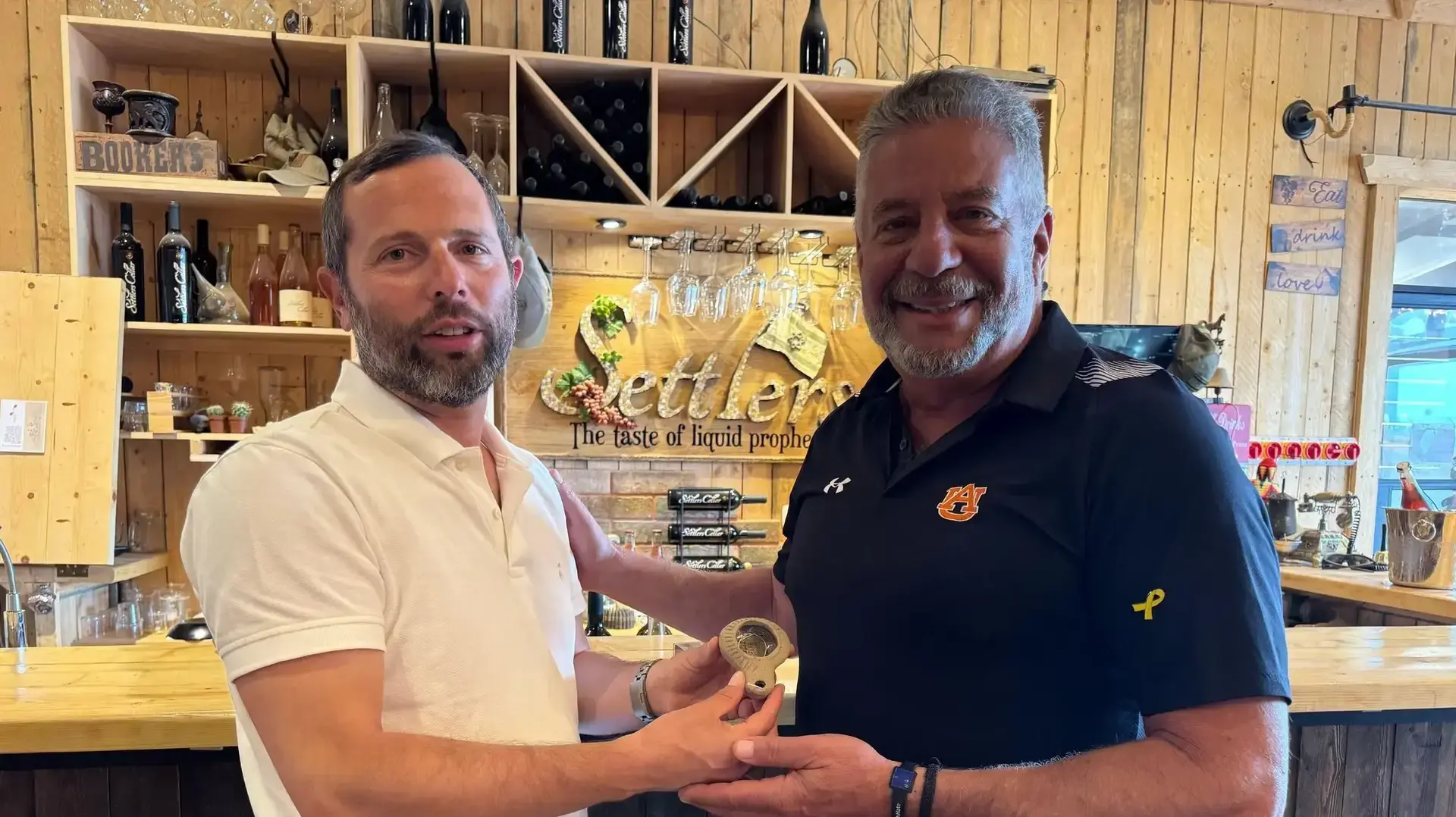 ברוס פרל מאמן מכללת אובורן עם ישראל גנץ ראש המועצה האזורית בנימין