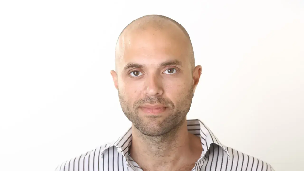 הסופר שי אספריל