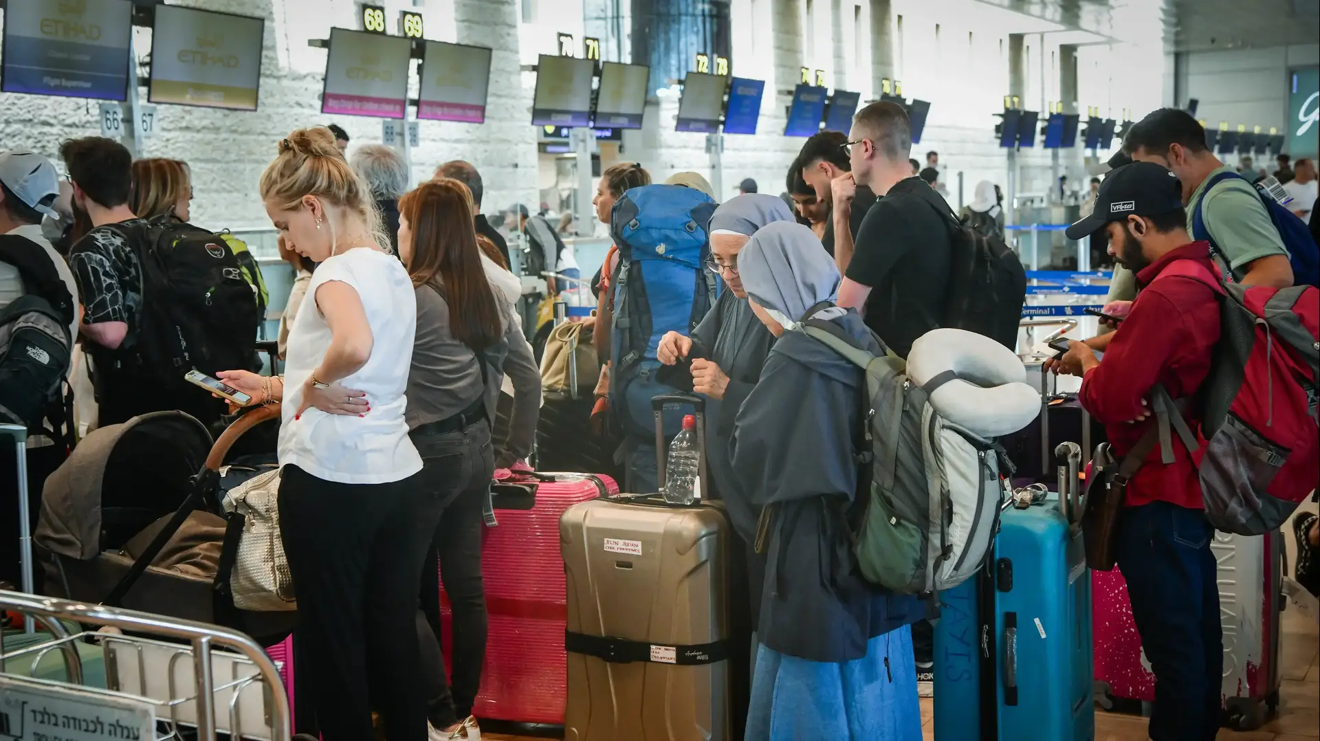 נוסעים שטיסתם בוטלה ממתינים בנתב"ג, 4 במאי 2025