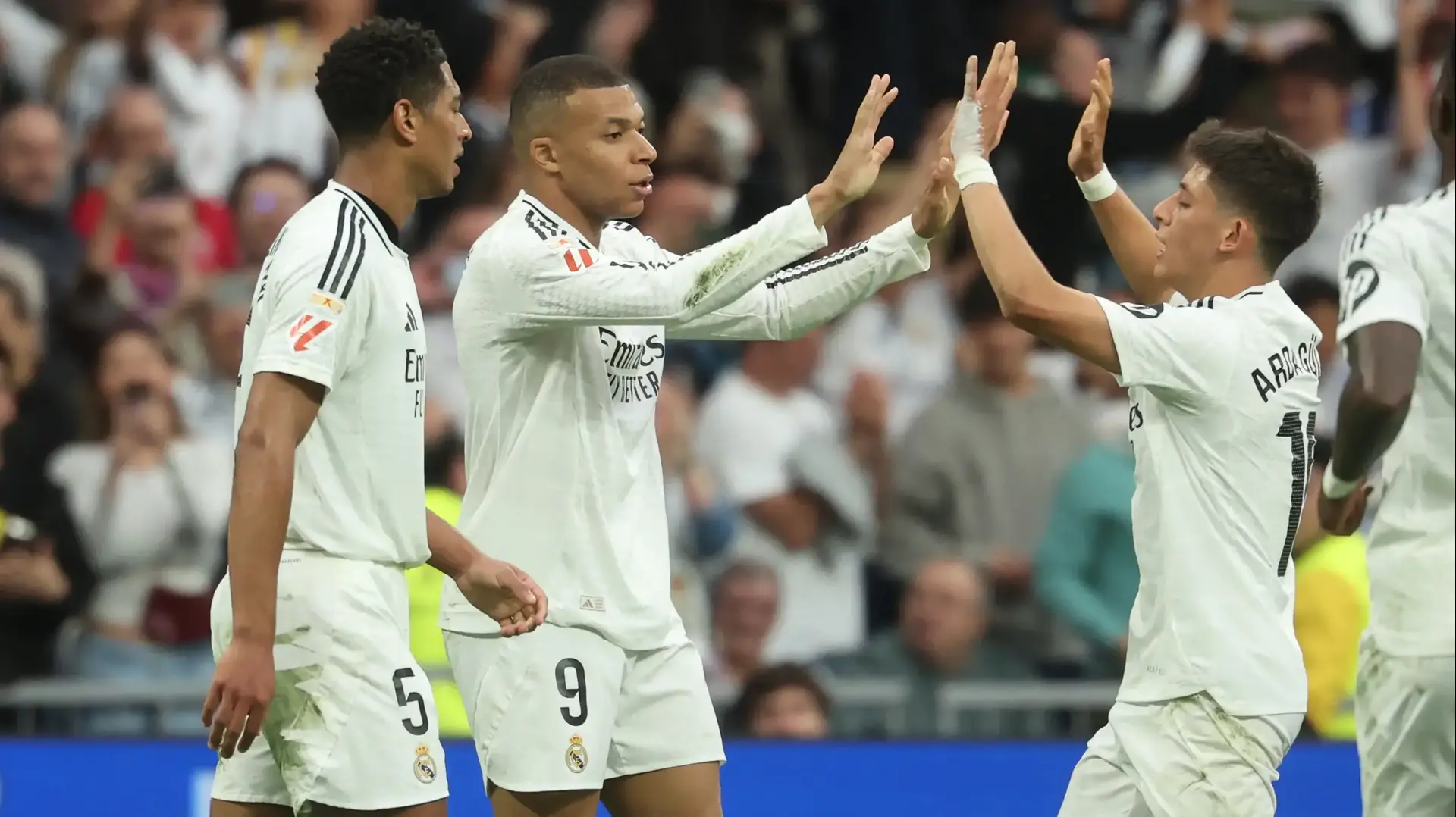 שחקני ריאל מדריד חוגגים: ארדה גולר, קיליאן אמבפה, ג'וד בלינגהאם שחקני ריאל מדריד חוגגים: ארדה גולר, קיליאן אמבפה, ג'וד בלינגהאם