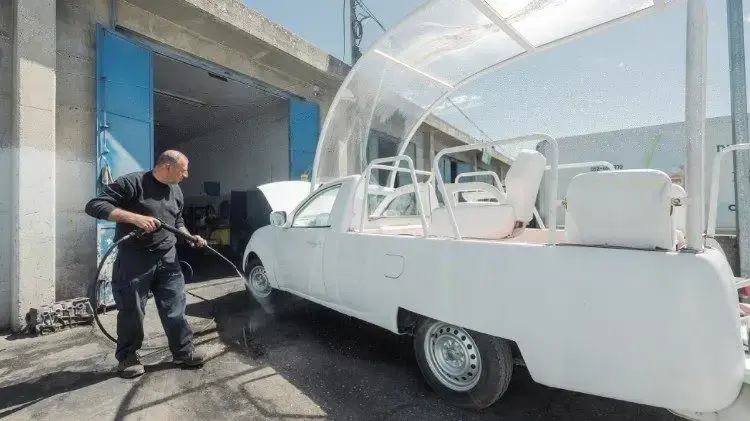 פופמוביל של האפיפיור יוסב לניידת סיוע לילדים בעזה