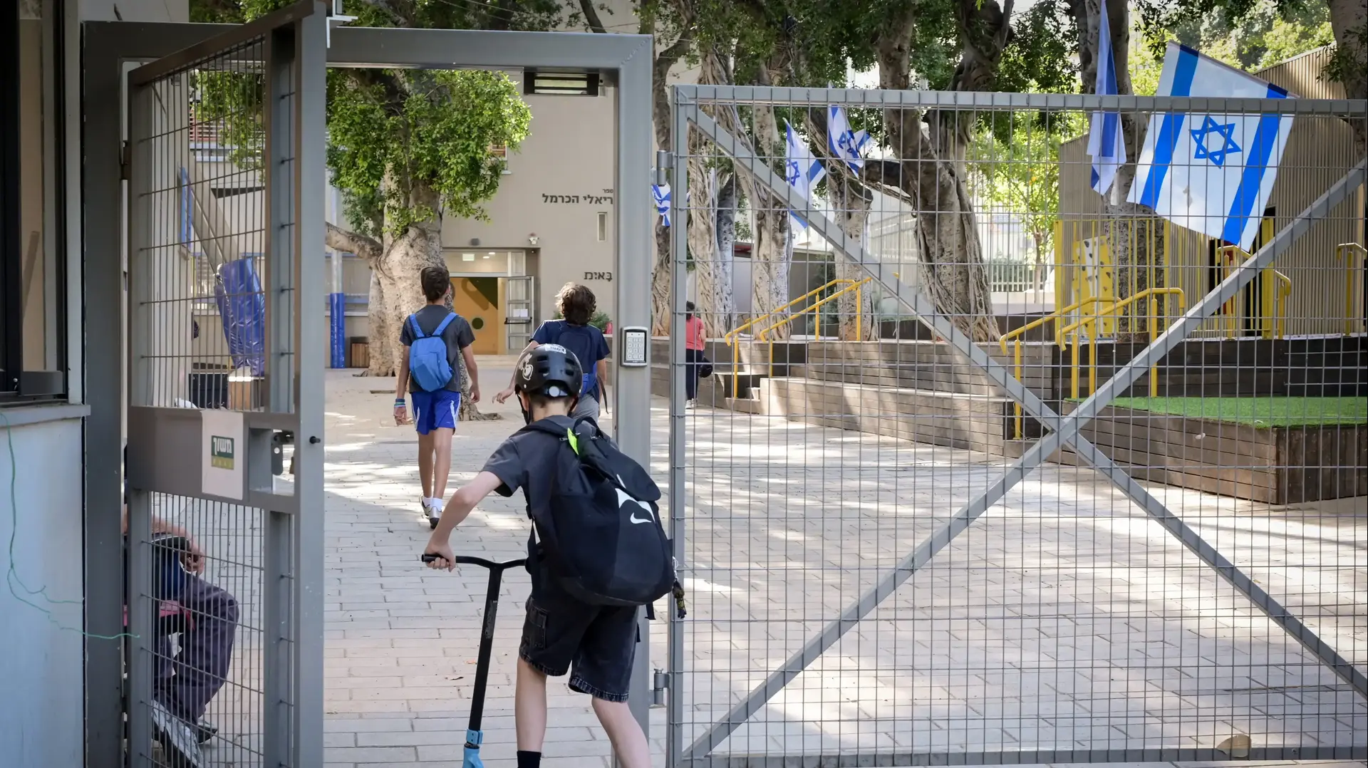 תלמידים נכנסים לבי"ס במהלך שביתת מורים, ת"א, 6 במאי 2025