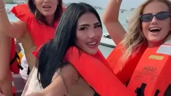 דוגמניות על יאכטה יוקרתית שטבעה ליד חופי מיאמי
