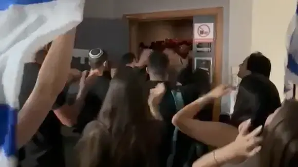 ההפגנה מחוץ להקרנת הסרט במכללת ספיר