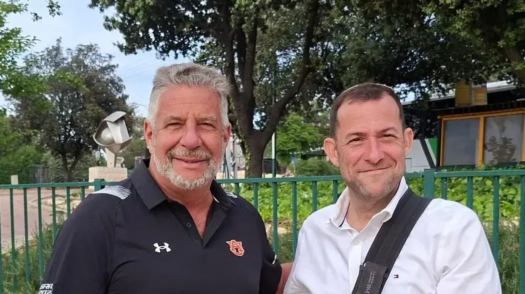 מאמן מכללת אובורן ברוס פרל לצד ראש המועצה האזורית שומרון יוסי דגן