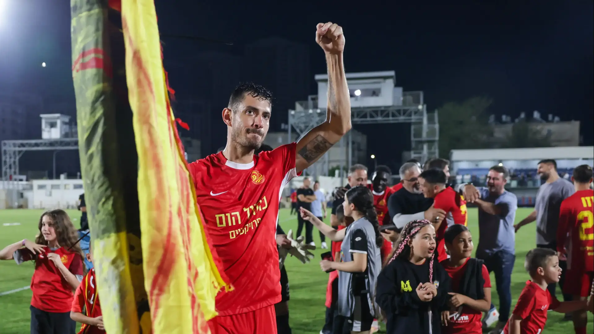 ניר ביטון שחקן מ.ס. אשדוד חוגג הישארות
