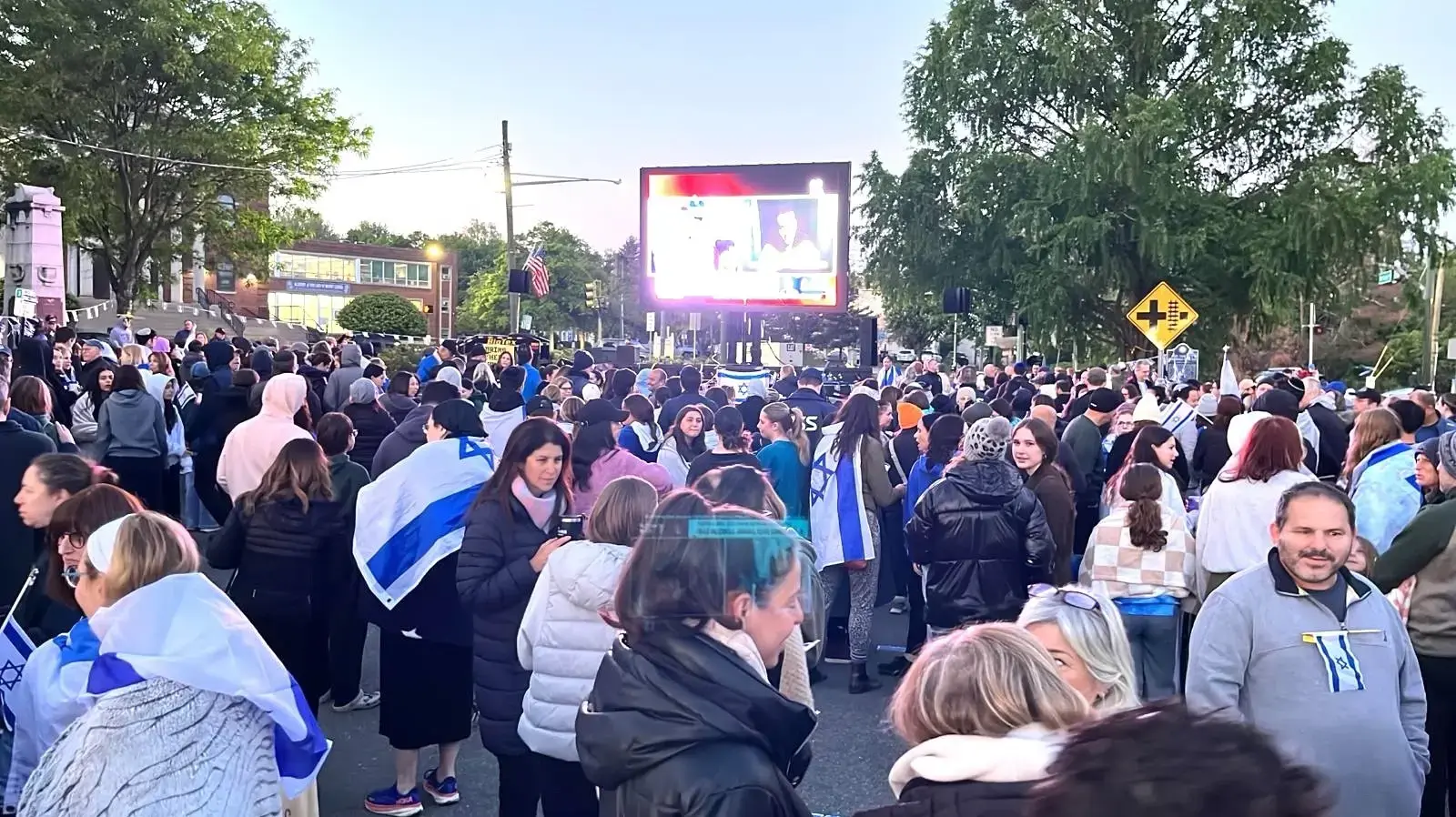 בניו ג'רזי צופים בשחרורו של עידן אלכסנדר מהשבי