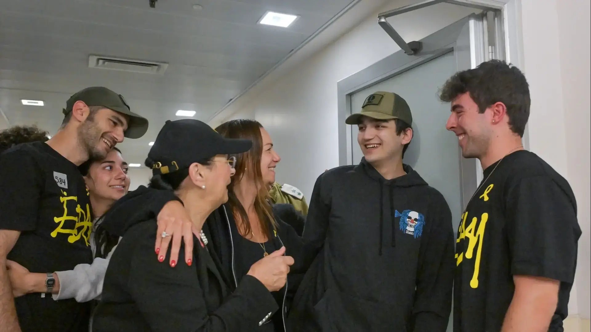 עידן אלכסנדר בבית החולים איכלוב עם משפחתו עידן אלכסנדר בבית החולים איכלוב עם משפחתו