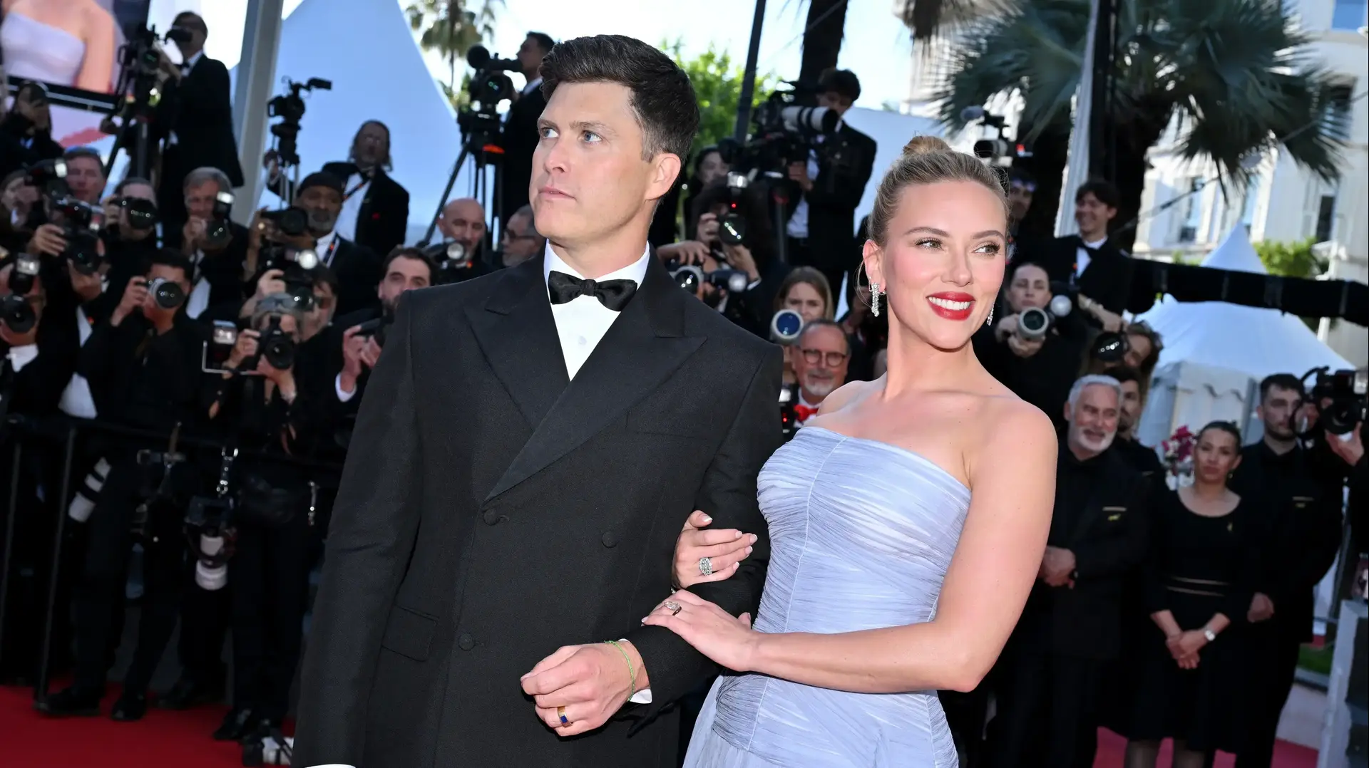 סקרלט ג'והנסון לובשת שמלה של פראדה במחווה לנסיכה דיאנה בפסטיבל קאן 2025