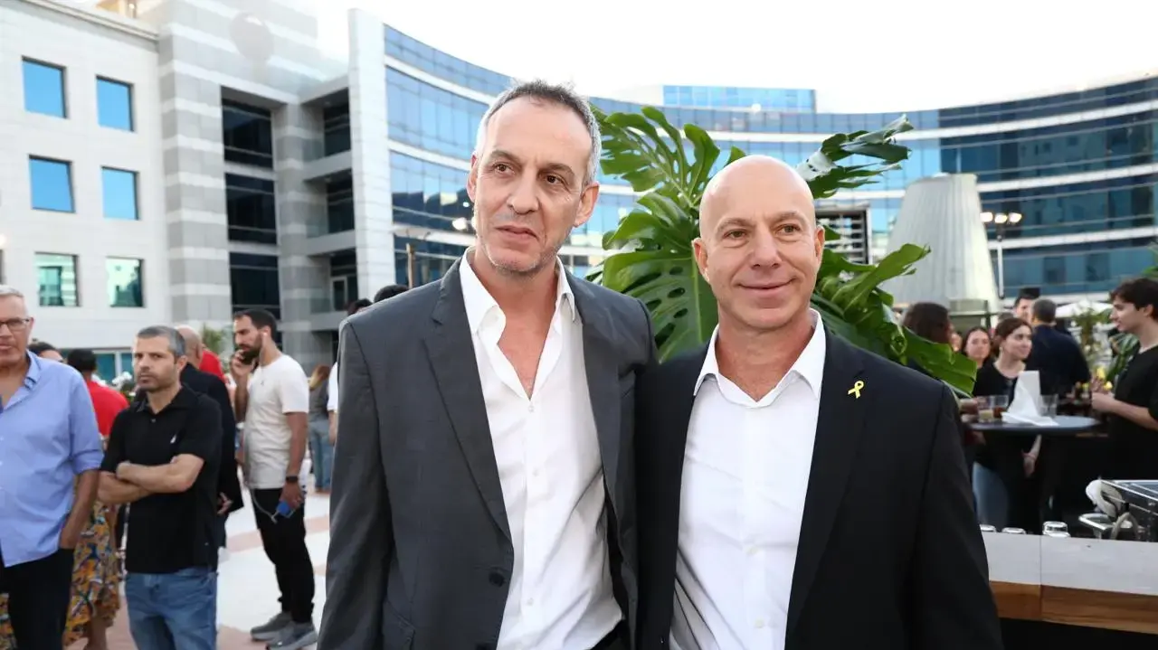 יו"ר מנהלת הליגה ארי שטיינברג עם עודד קטש