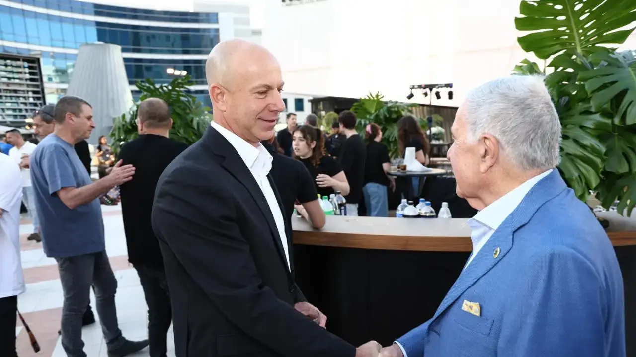 יו"ר מנהלת הליגה ארי שטיינברג עם שמעון מזרחי