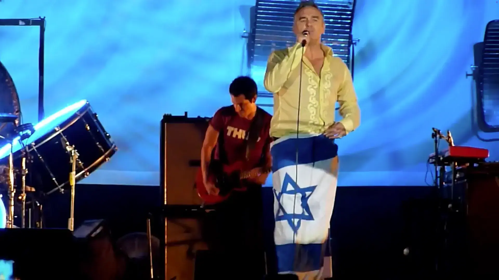 מוריסי בהופעה בגני התערוכה ב-2012, עטוף בדגל ישראל