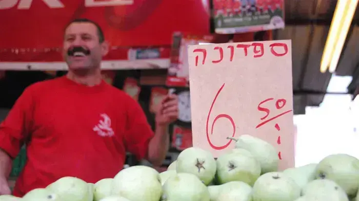 דוכן פירות אגסים בשוק הכרמל