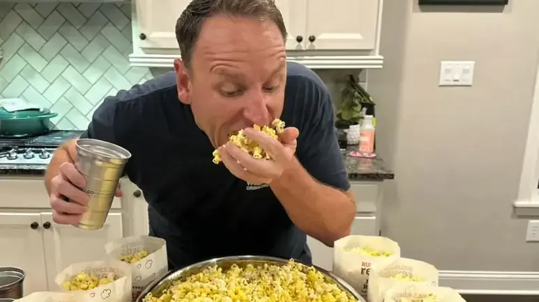 ג'ואי צ'סטנאט מתאמן לתחרות אכילת פופקורן