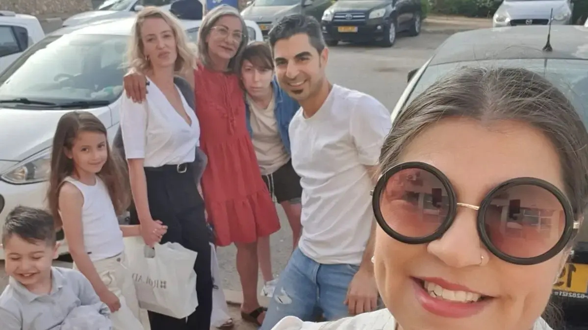 סלפי שכנים - נוגה, שי, דנה, חני, צליל, אביגיל וארי-ישראל