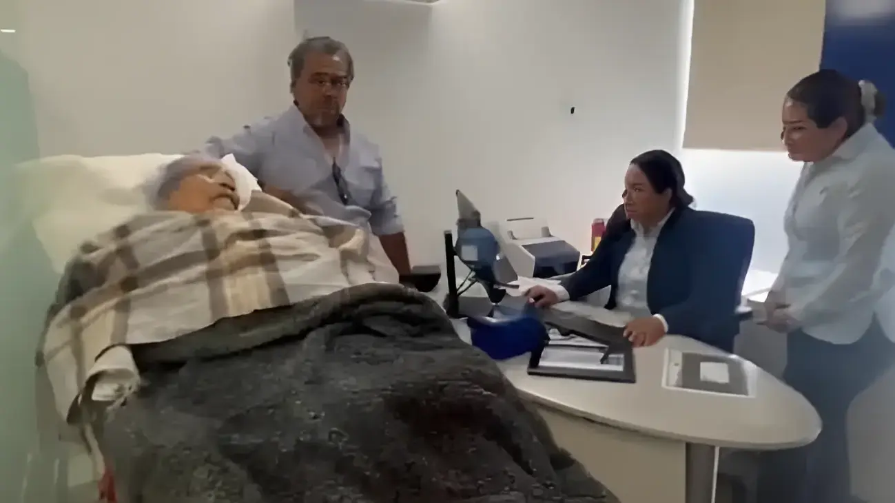 בנק הכריח סבתא בת 96 להגיע על אלונקה לסניף