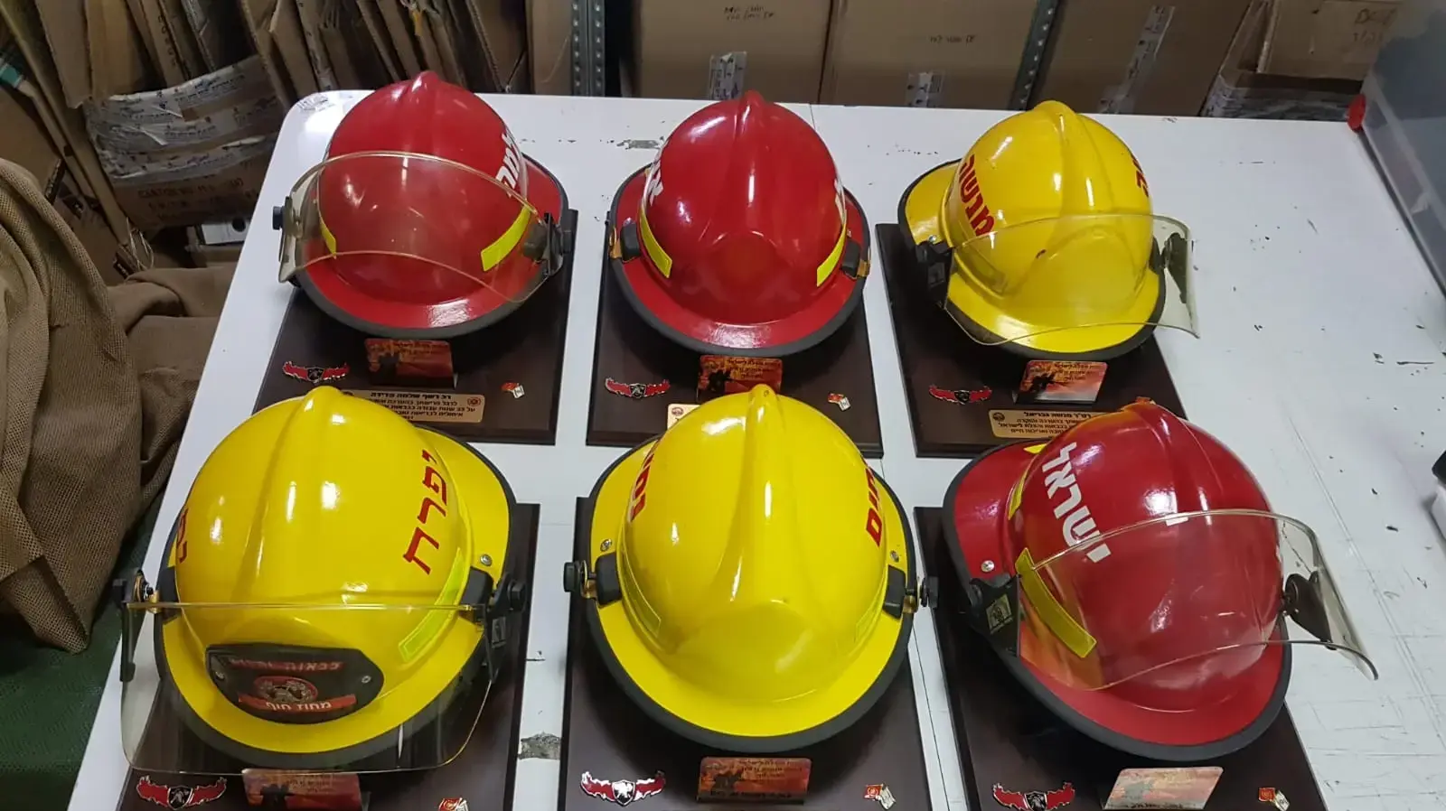 קסדות כיבוי למזכרת עבור מפקדים שסיימו את תפקידם